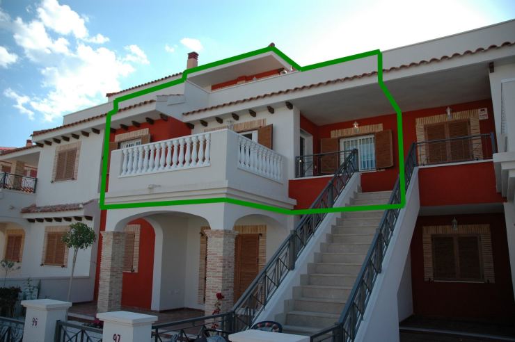 Lejligheden markeret med grøn ramme - indgang op ad trappen og tv